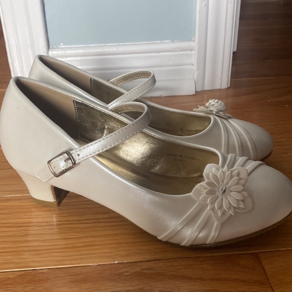 Like New Girls size 3 dress shoes - Picture 2 of 3